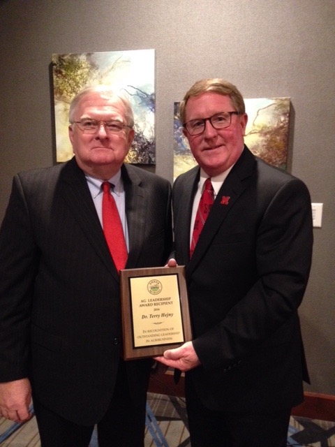 Hejny receives leadership award from Omaha Agri-Business Club